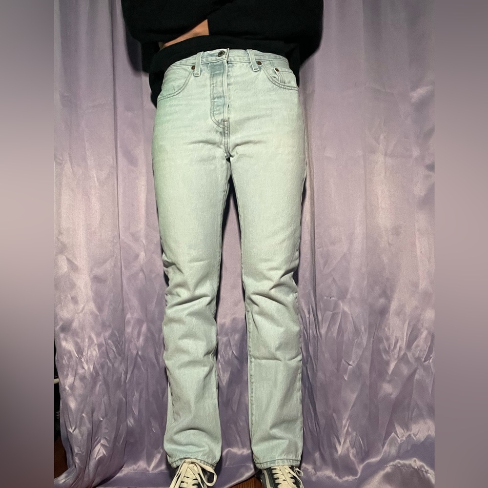 WOMEN LIGHT WASHED LEVI 501 PANTS